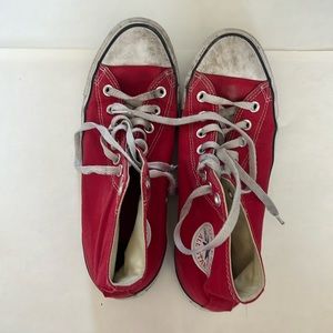 size 10 women converse.